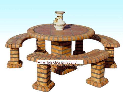 Tavolo da giardino in mattoni